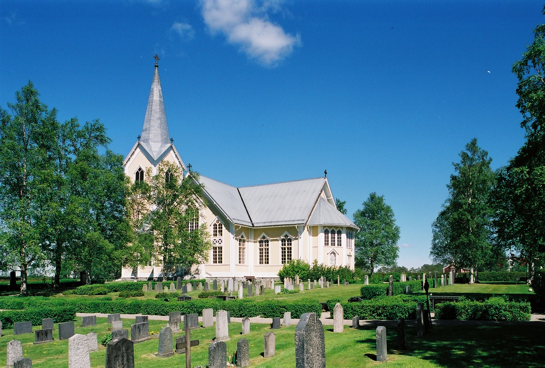 Gåxsjö kyrka med omgivande kyrkogård, vy fån sydöst. 


Bilderna är tagna av Martin Lagergren & Emelie Petersson, bebyggelseantikvarier vid Jämtlands läns museum, 2004-2005. 