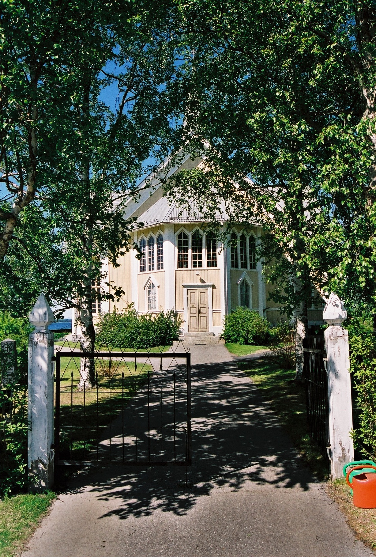 Gåxsjö kyrka, med omgivande kyrkogård, vy från öster. 


Bilderna är tagna av Martin Lagergren & Emelie Petersson, bebyggelseantikvarier vid Jämtlands läns museum, i samband med inventeringen 2004-2005. 