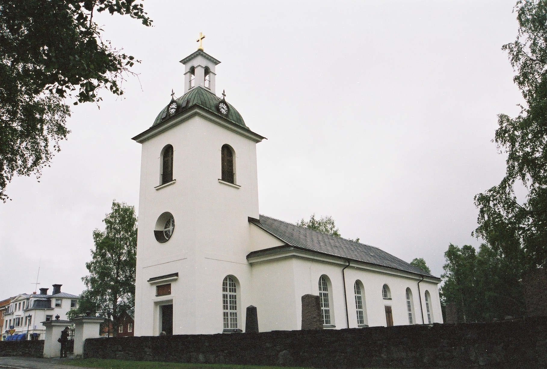 Ströms kyrka, kyrkomiljö, Kyrkan ligger idag inne i Strömsunds tätort.

Bilderna är tagna av Martin Lagergren & Emelie Petersson, bebyggelseantikvarier vid Jämtlands läns museum, i samband med inventeringen, 2004-2005.