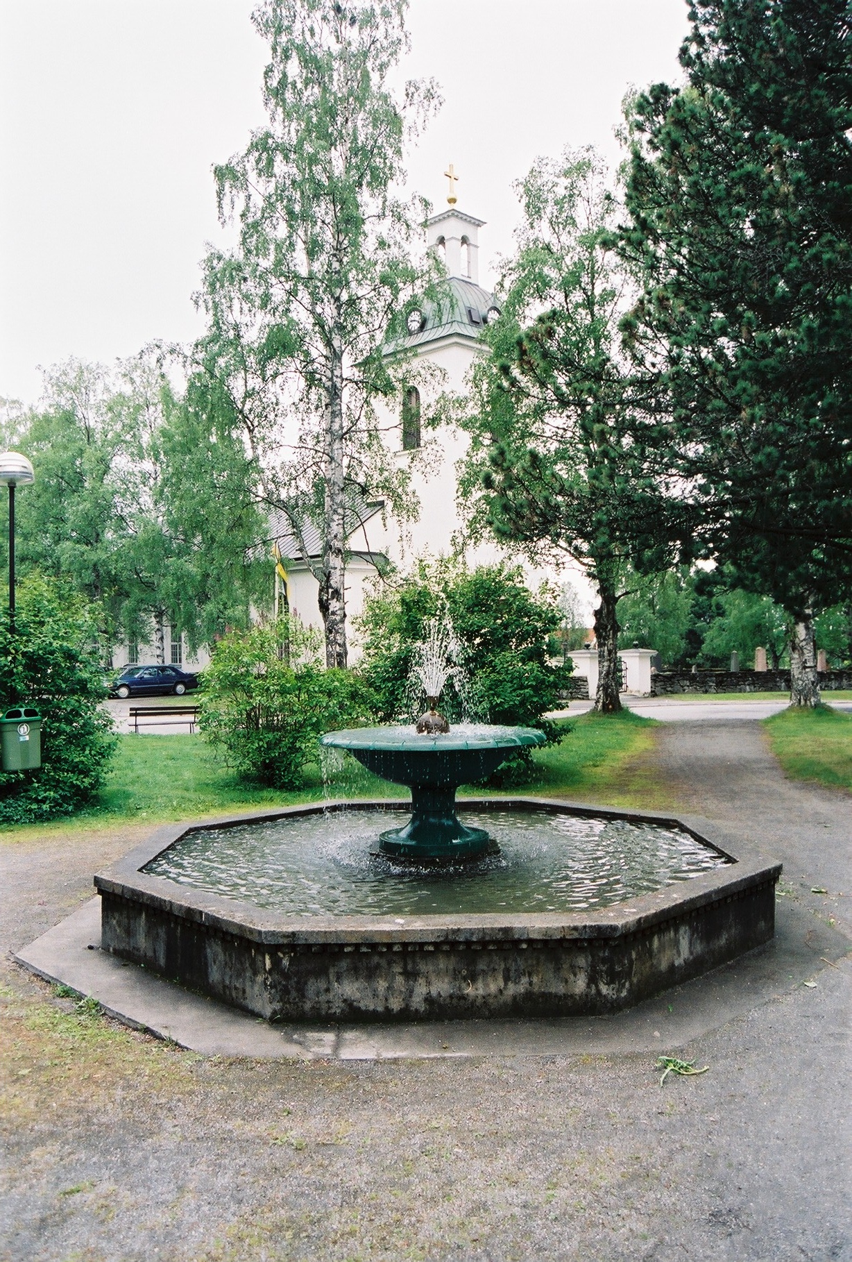 Ströms kyrka med omgivande miljö, vy från nordöst. 

Bilderna är tagna av Martin Lagergren & Emelie Petersson, bebyggelseantikvarier vid Jämtlands läns museum, i samband med inventeringen, 2004-2005.