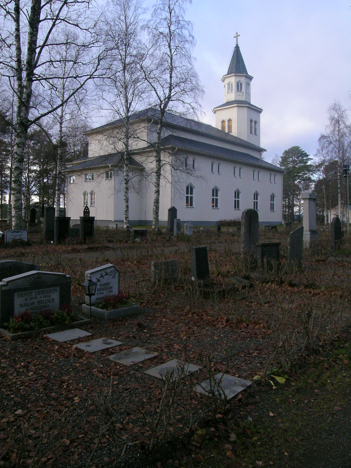 Tåsjö kyrka med omgivande kyrkogård, vy från nordöst. 

Bilderna är tagna av Martin Lagergren & Emelie Petersson, bebyggelseantikvarier vid Jämtlands läns museum, i samband med inventeringen, 2004-2005.
