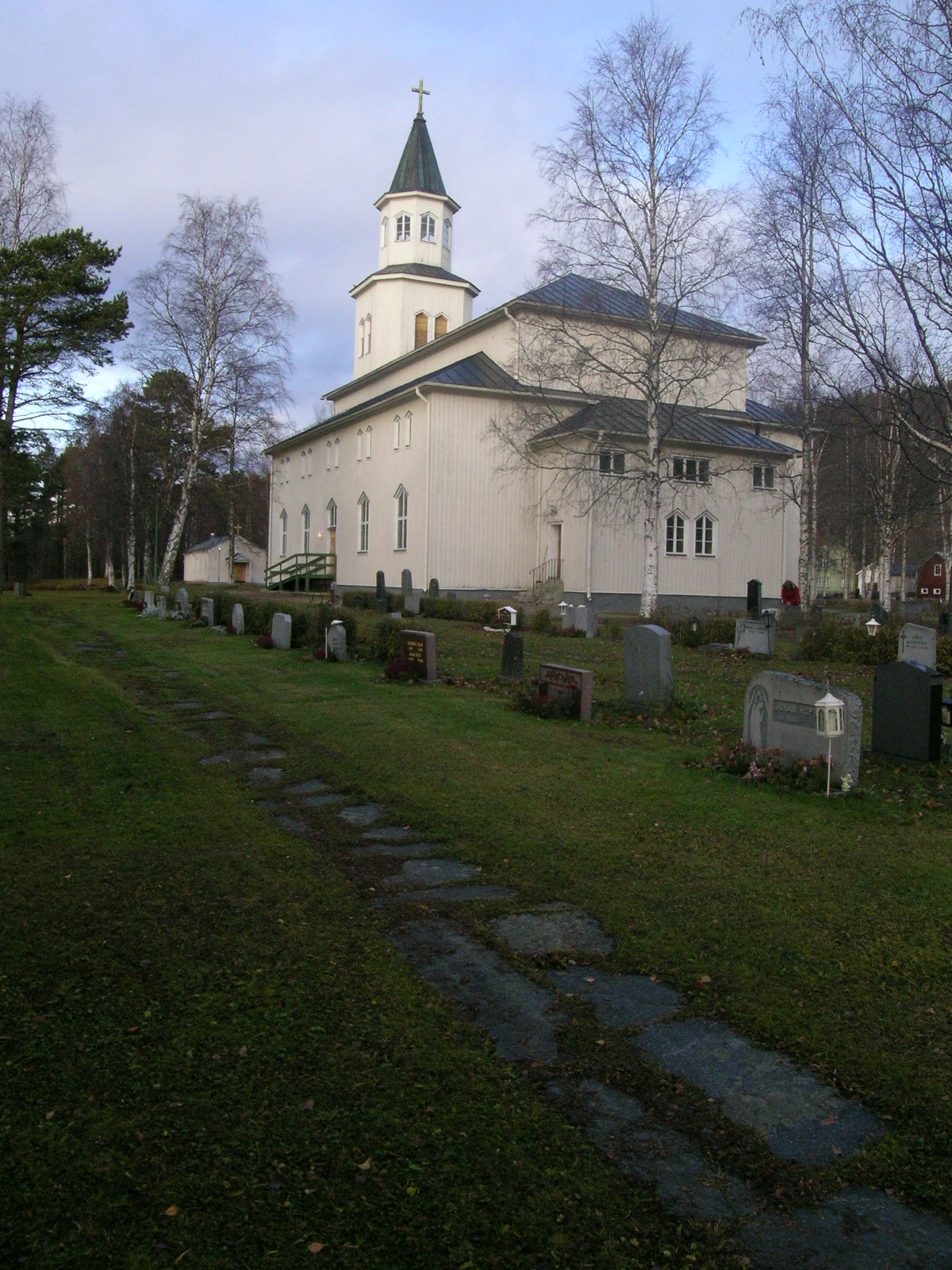 Tåsjö kyrka med omgivande kyrkogård, vy från sydöst. 

Bilderna är tagna av Martin Lagergren & Emelie Petersson, bebyggelseantikvarier vid Jämtlands läns museum, i samband med inventeringen, 2004-2005.