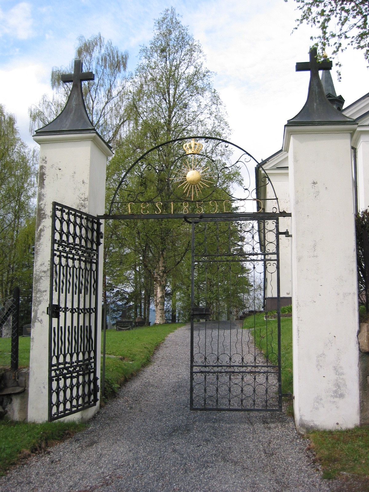 Mörsils kyrkas kyrkogård, stigport i öster. 