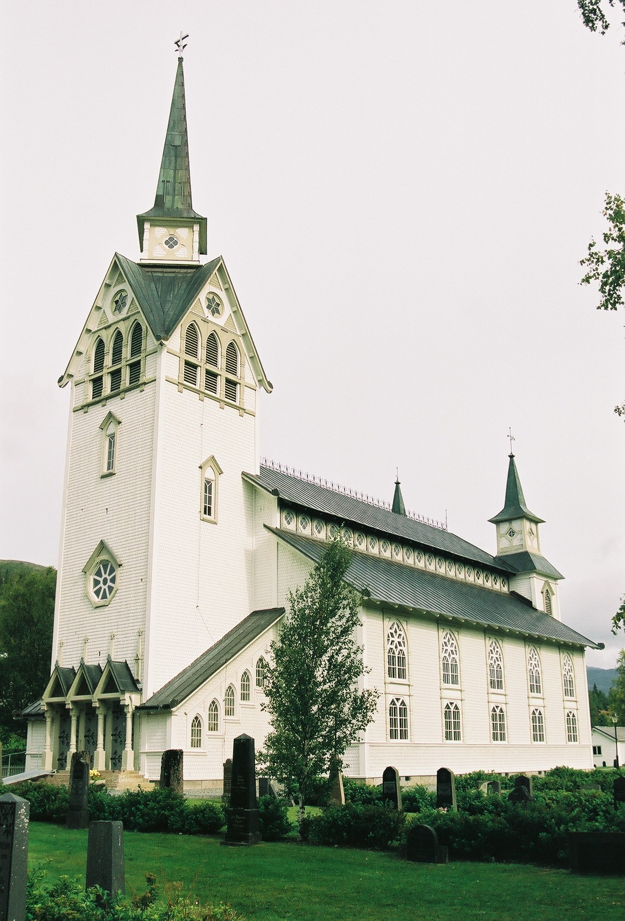 Duveds kyrka med omgivande kyrkogård, vy från sydväst. 

Bilderna är tagna av Martin Lagergren & Emelie Petersson, bebyggelseantikvarier vid Jämtlands läns museum, i samband med inventeringen, 2004-2005.