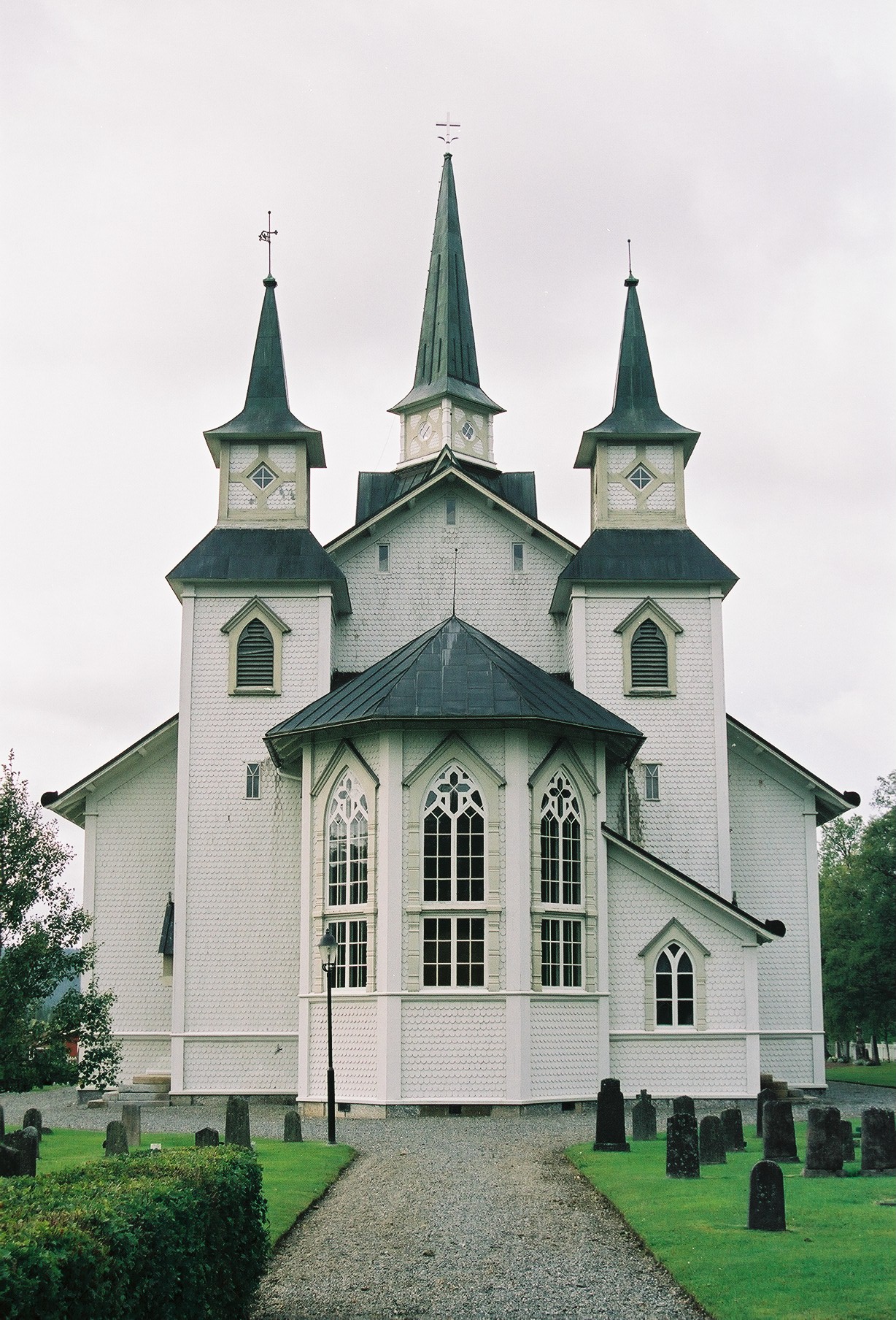 Duveds kyrka med omgivande kyrkogård, vy från öst. 

Bilderna är tagna av Martin Lagergren & Emelie Petersson, bebyggelseantikvarier vid Jämtlands läns museum, i samband med inventeringen, 2004-2005.