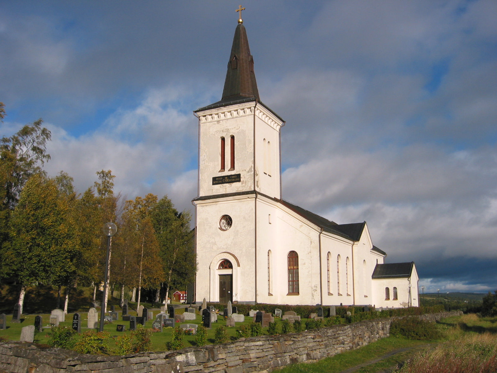 Kalls kyrka med omgivande kyrkogård, vy från väster. 
