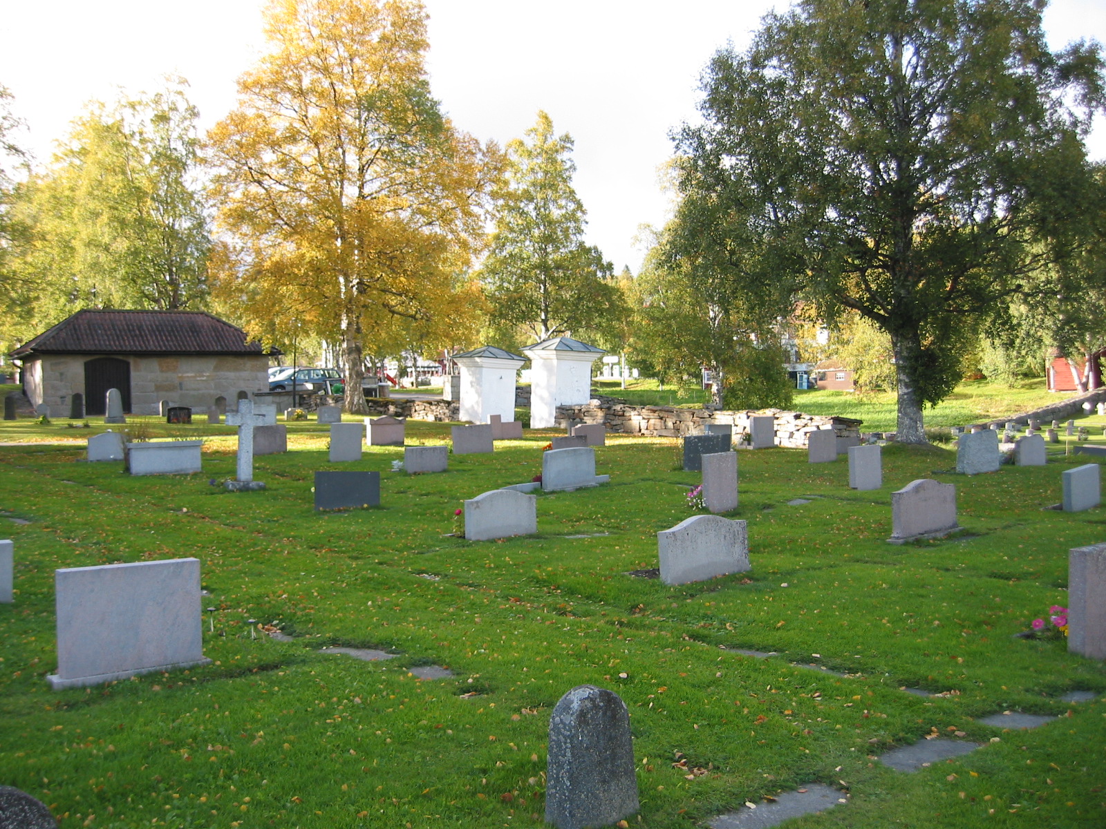 Kalls kyrkas kyrkogård, norra delen av kyrkogården vid entrén med bårhuset längst bort.

Strax norr om kyrkan ligger ett bårhus, antagligen byggt på 1950-talet, av murad huggen kalksten. 