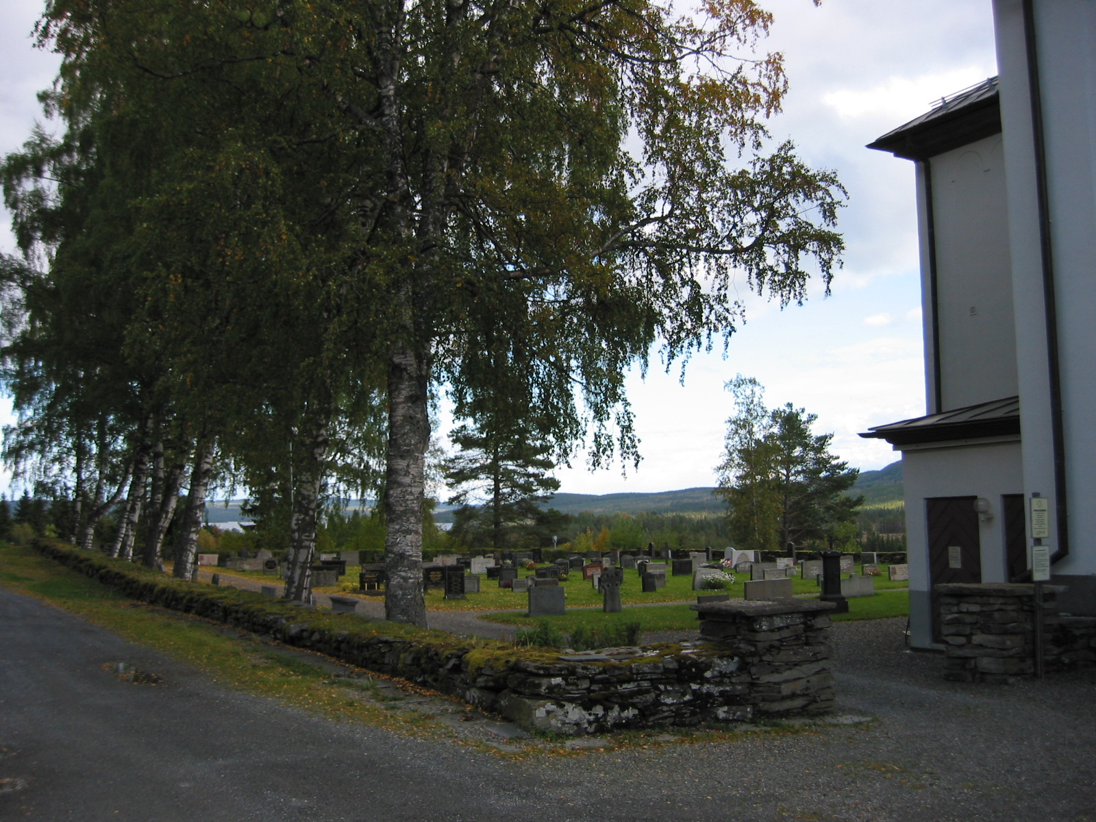 Undersåkers kyrka med omgivande kyrkogård, vy från nordväst. 