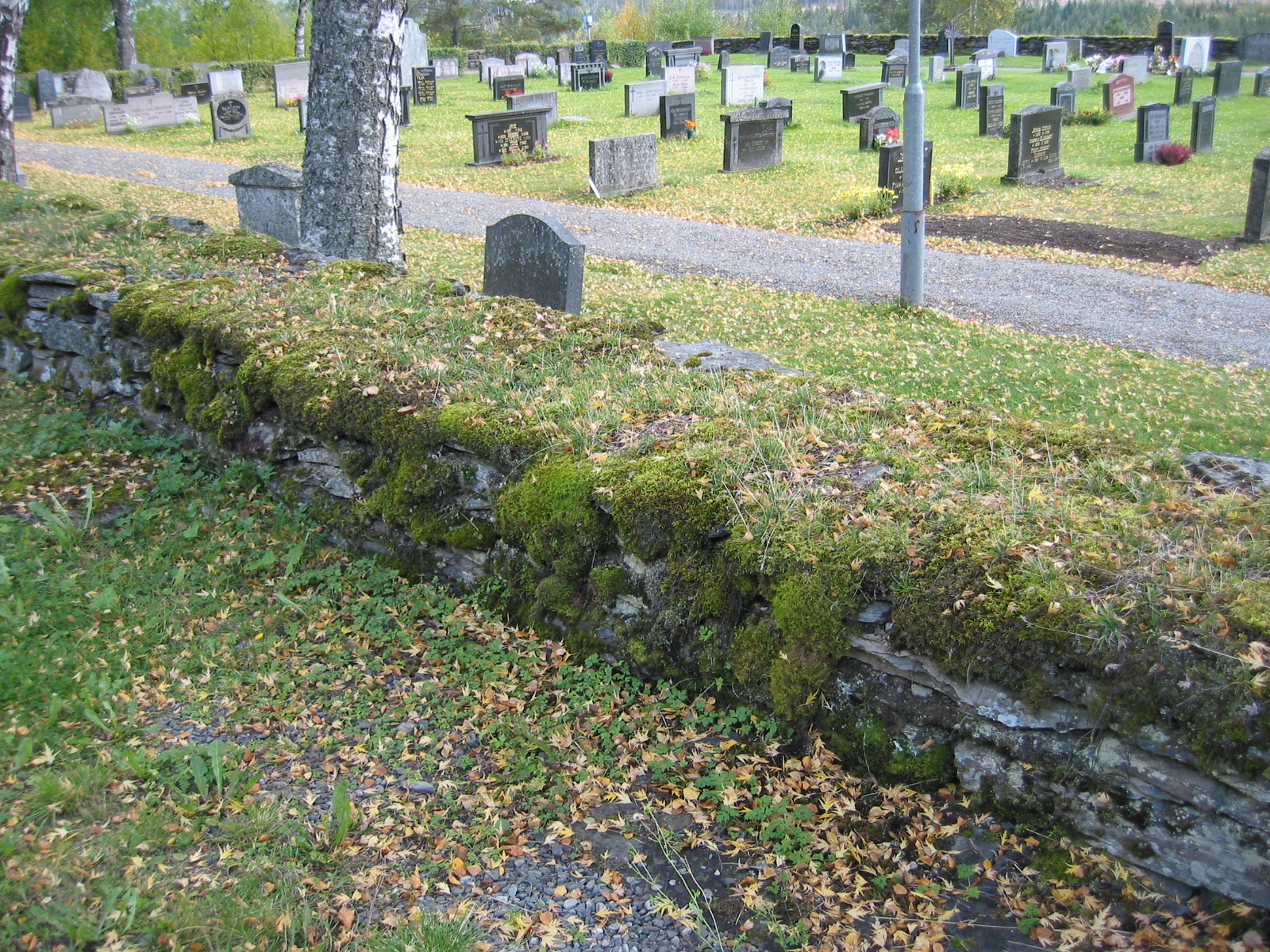 Undersåkers kyrkas kyrkogård, kyrkogårdsmuren, norra delen.