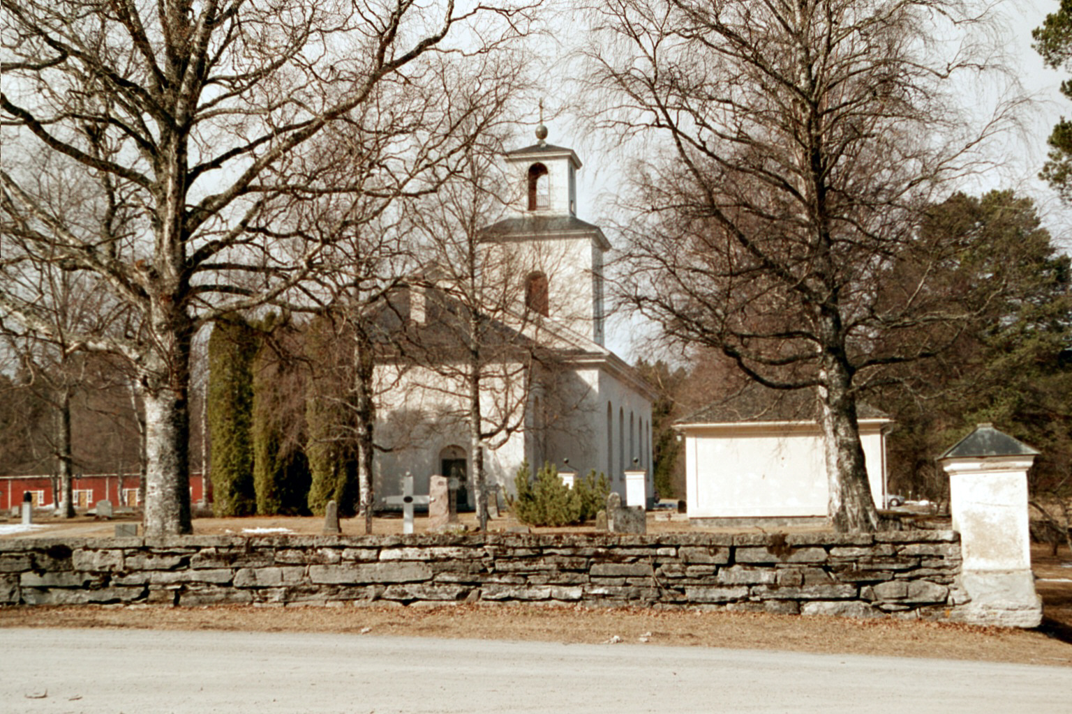 Sunne kyrka med omgivande kyrkogård, vy från öster. 
