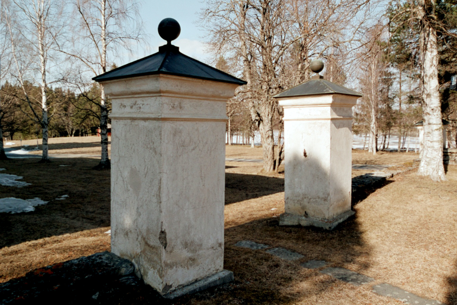Sunne kyrkas kyrkogård, stigportar. 

Kyrkogården är mycket stor och omgärdas av en bogårdsmur av skiffer med flera vitputsade kvadratiska stigportar, samt av häckar