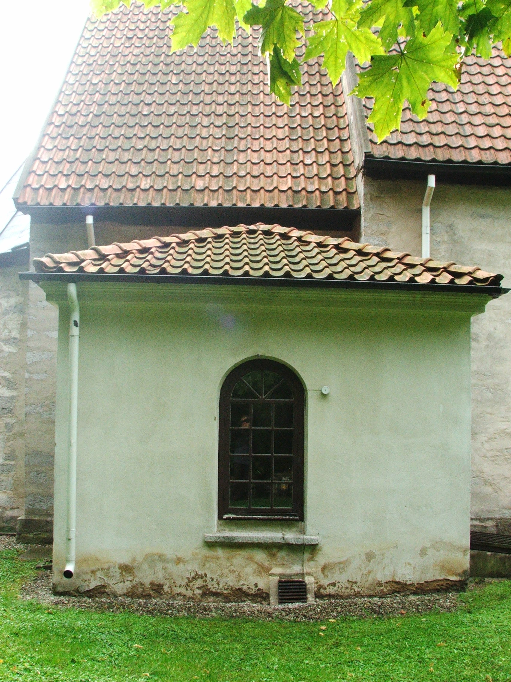 Korets och sakristians norra fasader