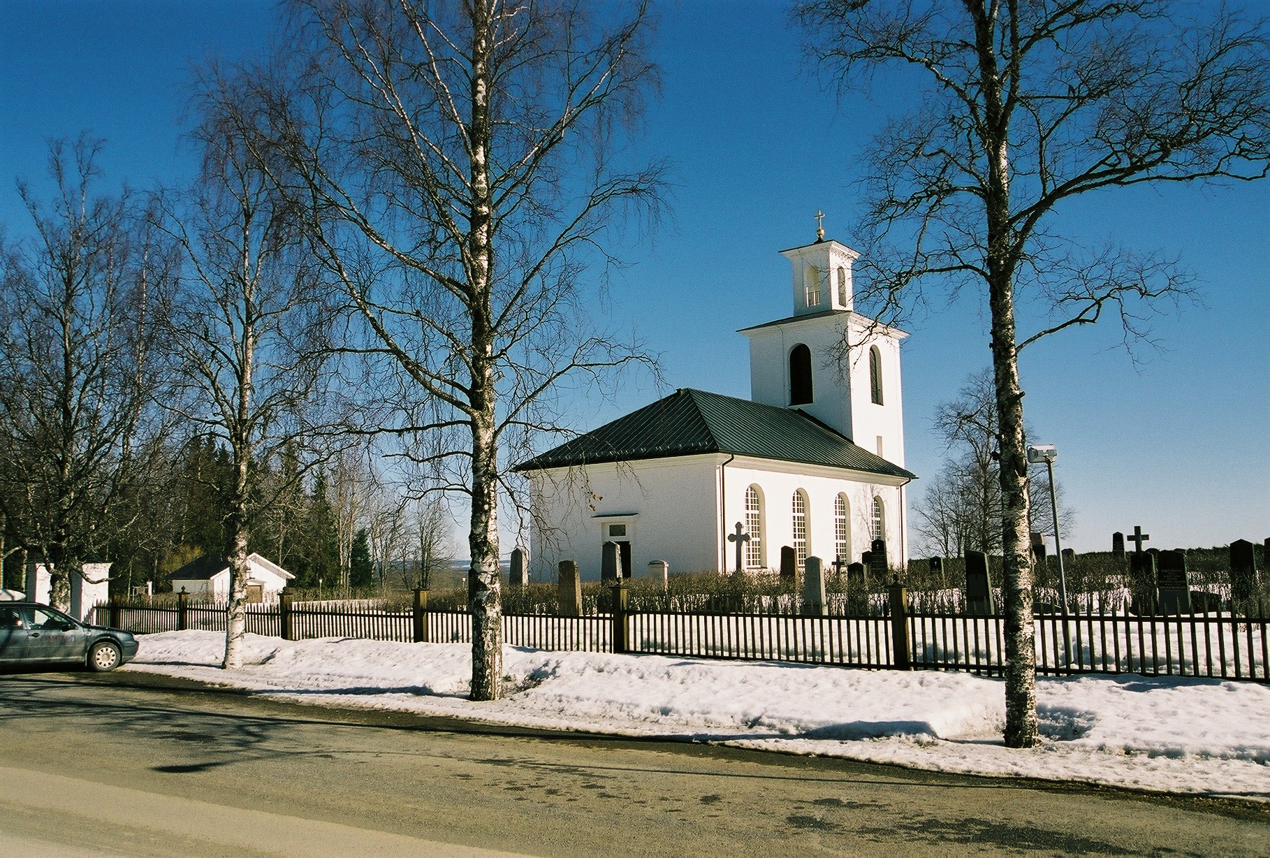Kyrkås kyrka med omgivande kyrkogård. Vy från sydväst. 

Bilderna är tagna av Martin Lagergren & Emelie Petersson, bebyggelseantikvarier vid Jämtlands läns museum, i samband med inventeringen, 2004-2005.