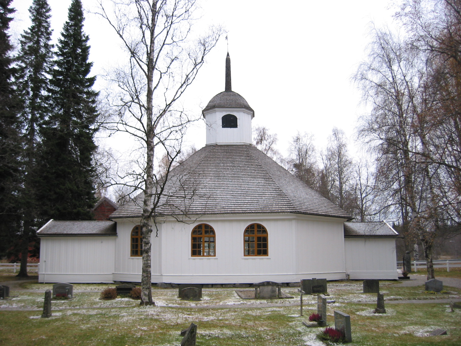 Lögdö kyrka/Lögdö brukskapell med omgivande kyrkogård, vy från norr. 