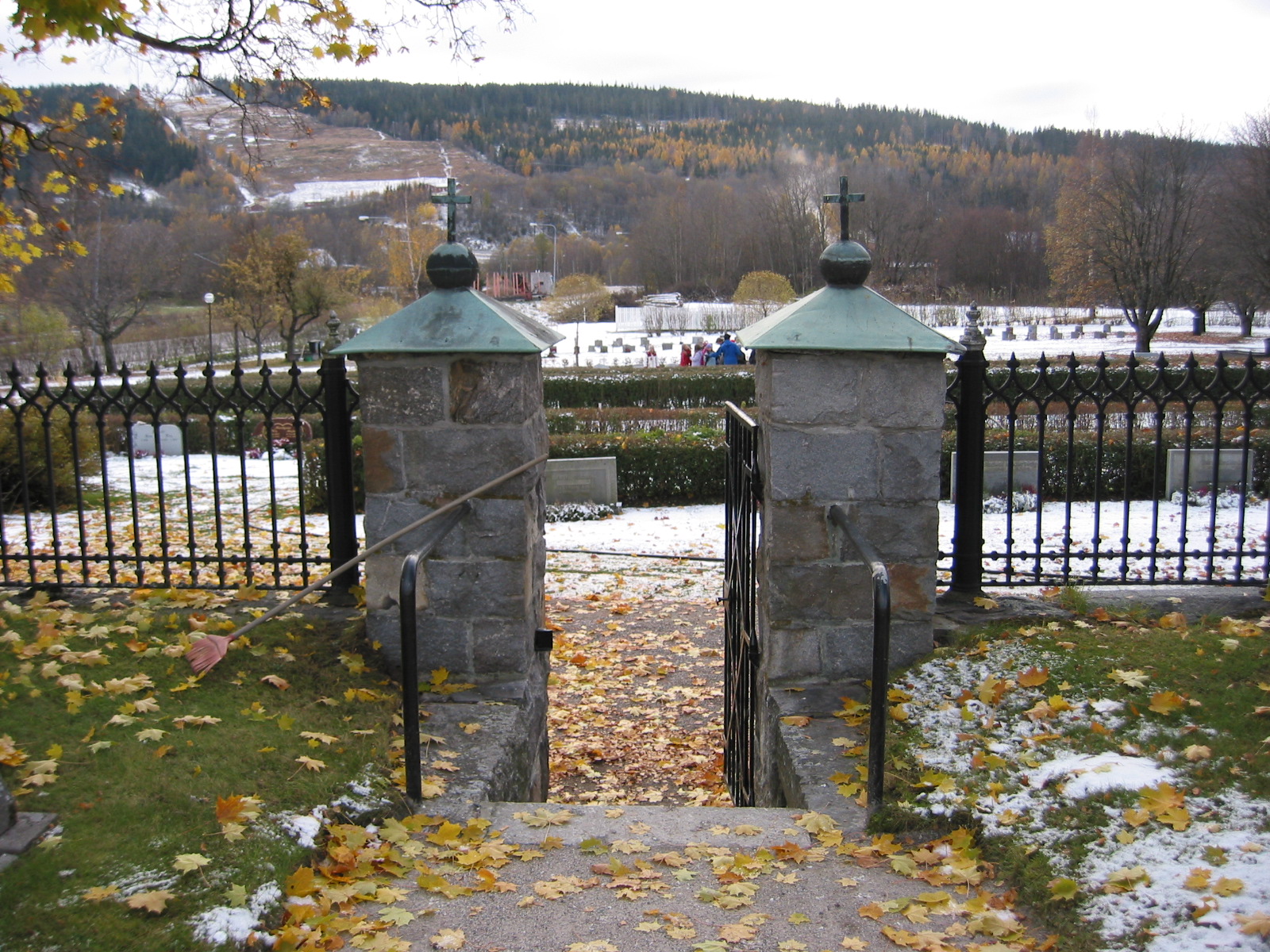 Timrå kyrkas kyrkogård, grindstolparna i söder. 