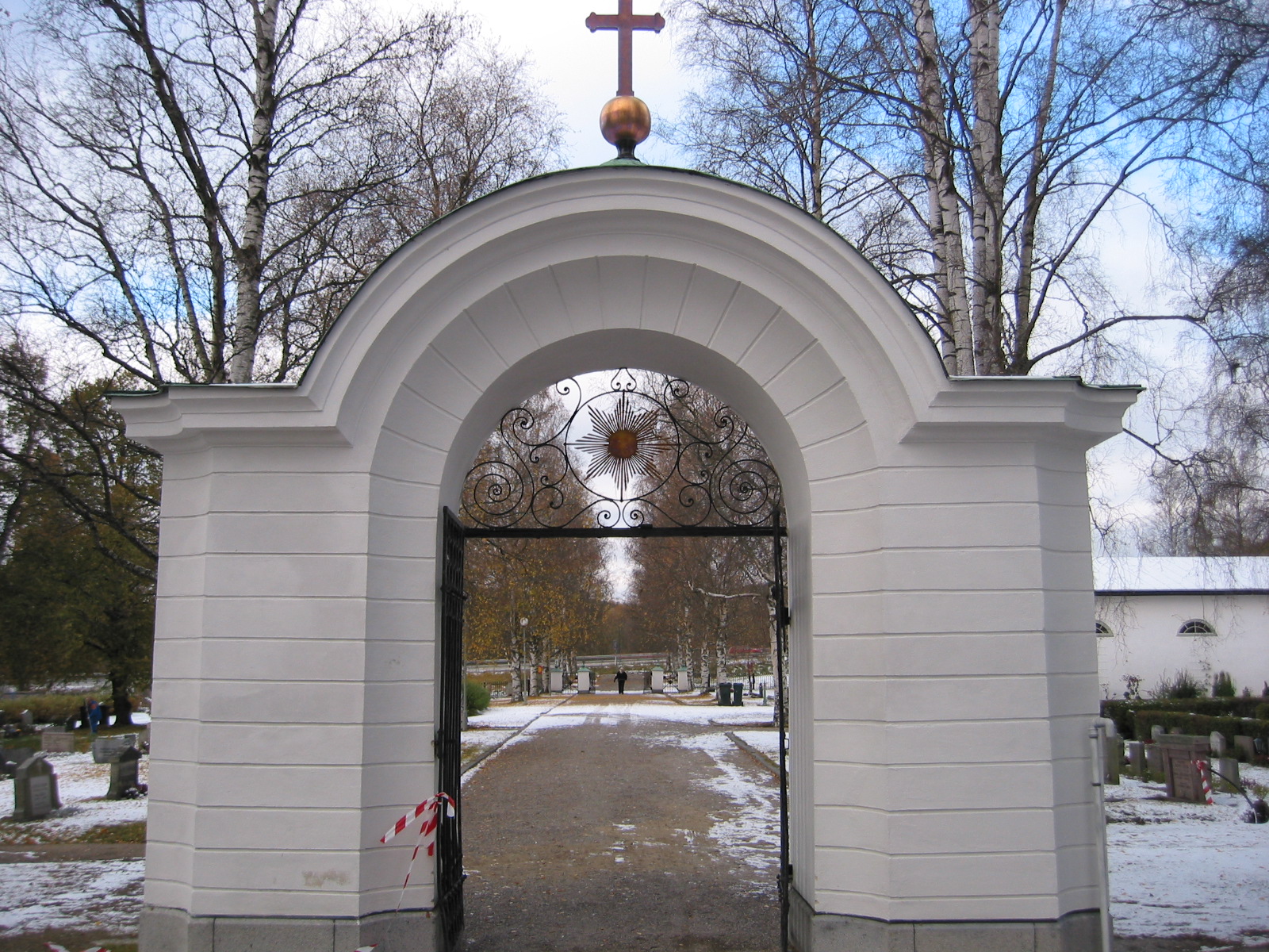 Timrå kyrkas kyrkogård, stigporten. 