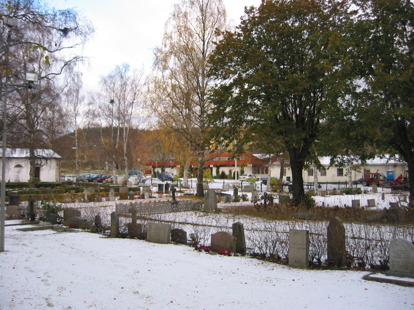Timrå kyrkas kyrkogård, vy från sydöst mot församlingshemmet. 