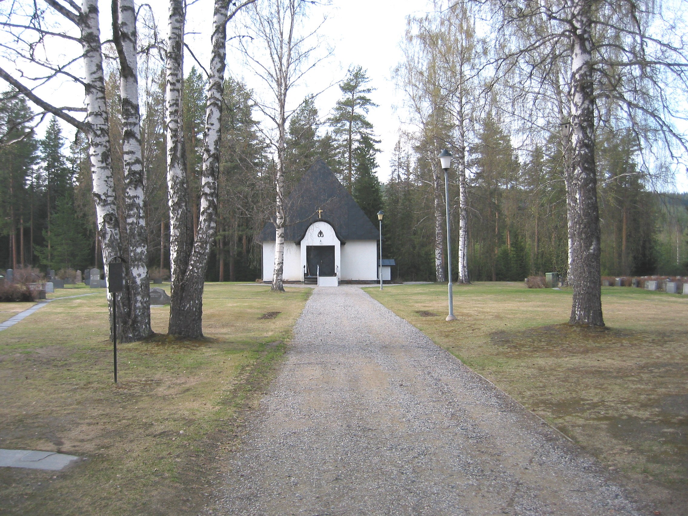 Alby gravkapell/kyrka med omgivande kyrkogård, vy från söder.  
