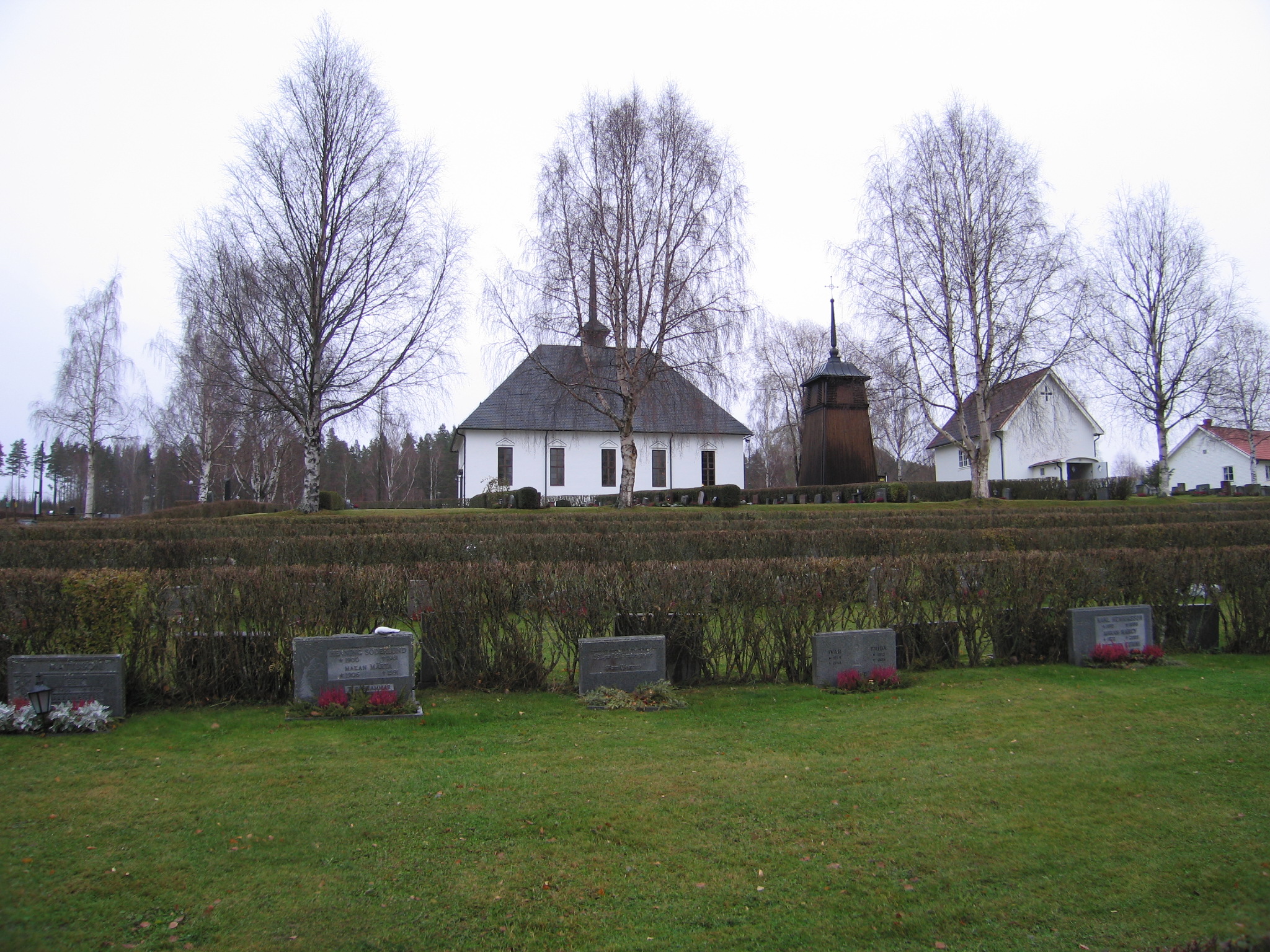 Torpshammars kyrka med omgivande kyrkogård. Vy från söder.