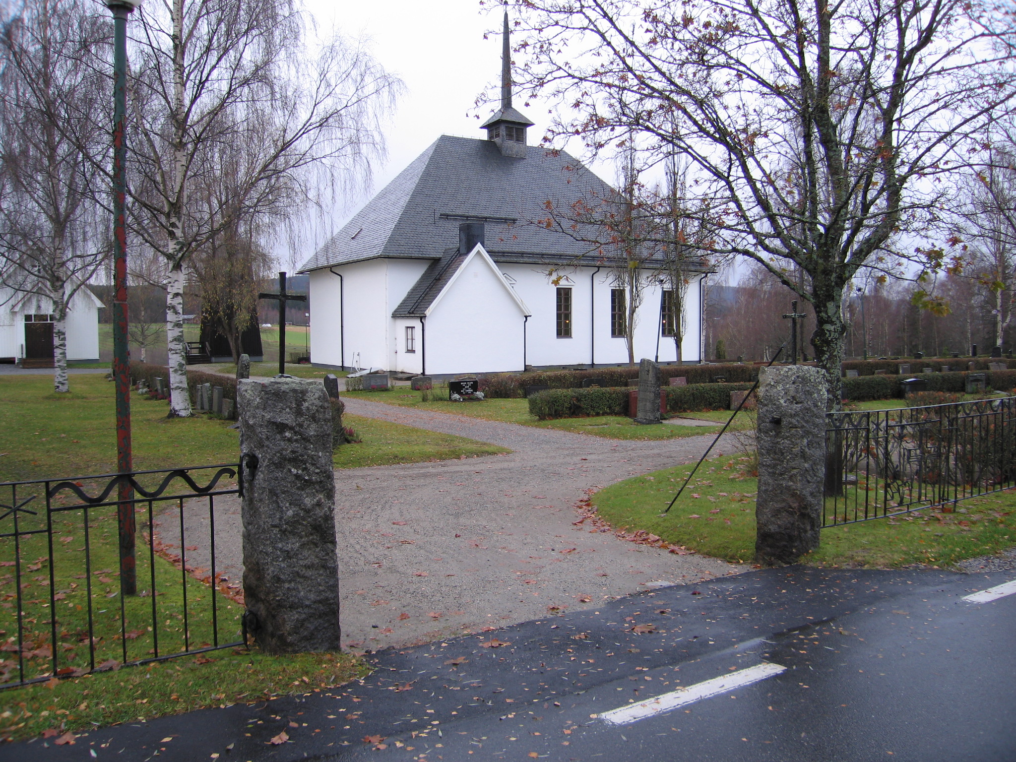 Torpshammars kyrka med omgivande kyrkogård. Vy från nordöst.