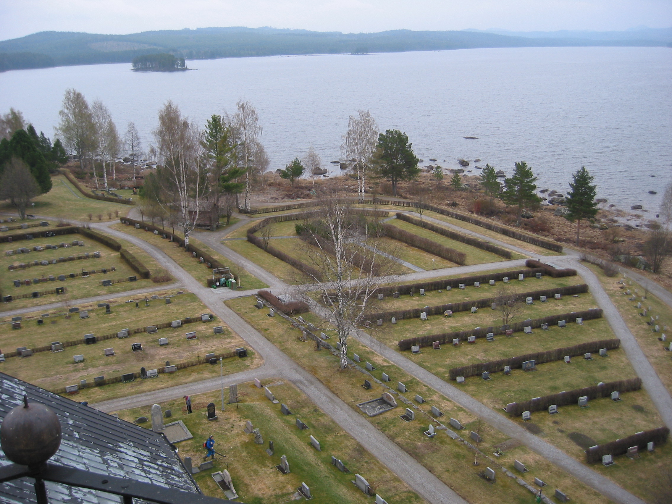 Haverö kyrkas kyrkogård, vy från kyrktornet mot sydöst. 