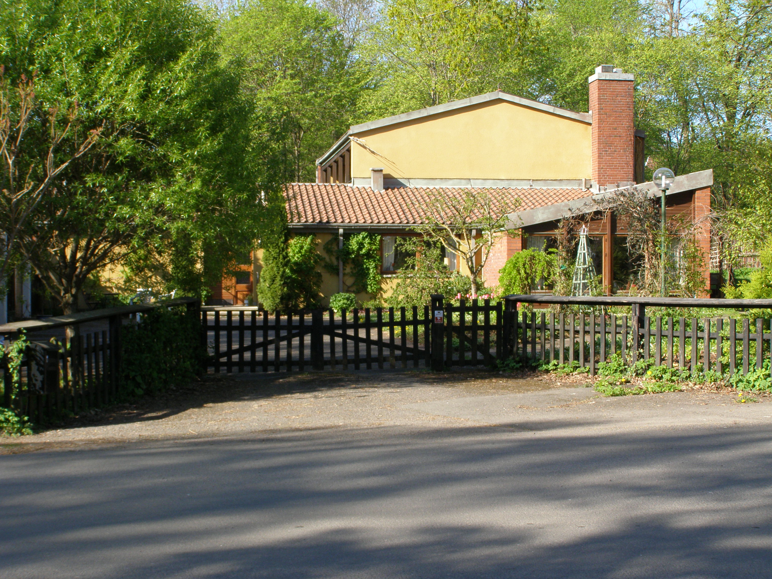 Villa Vingård sedd ifrån Persbergsvägen. 