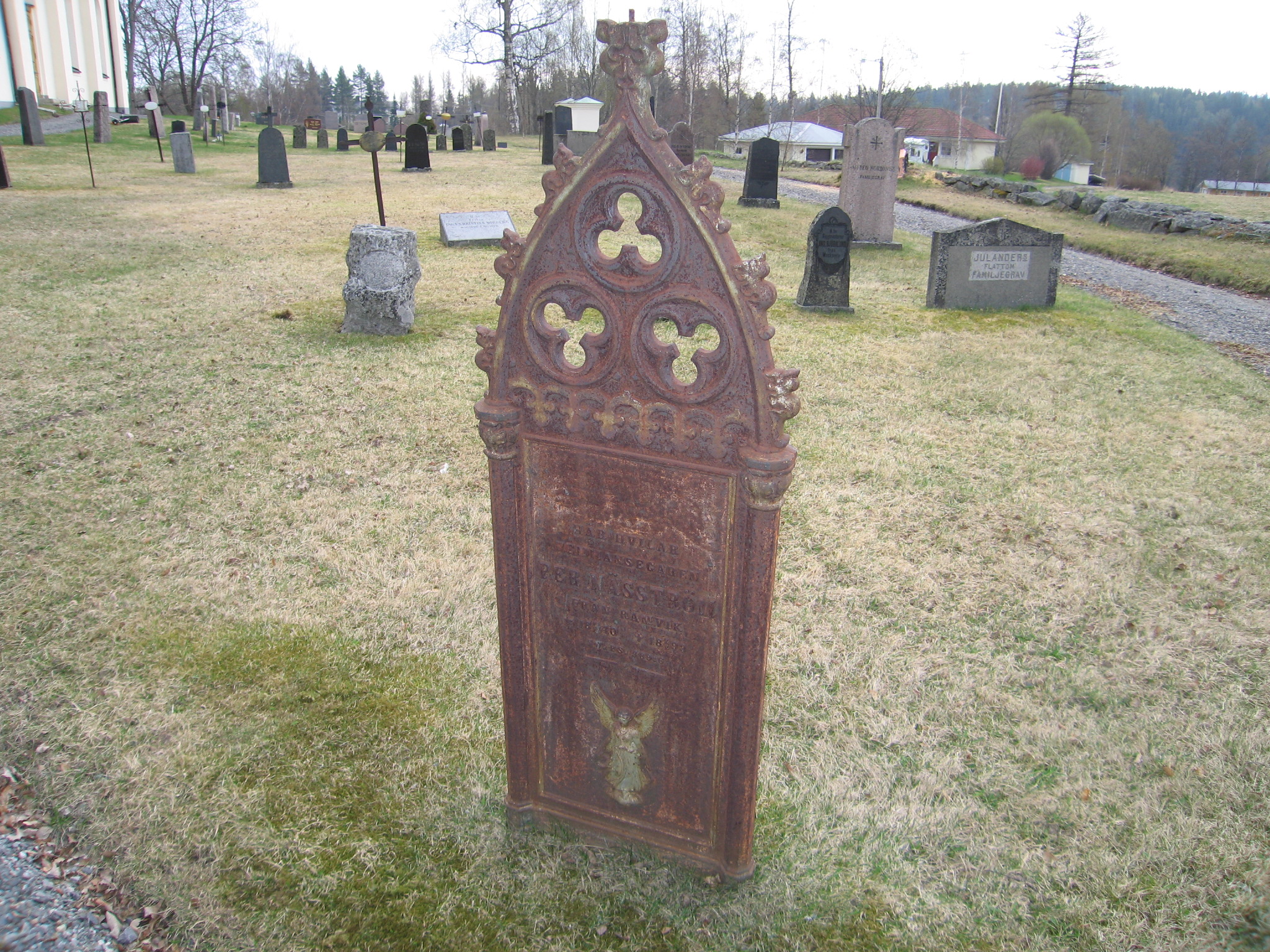 Högsjö kyrkas kyrkogård, sydvästra kyrkotomten med gravsten i gjutjärn.