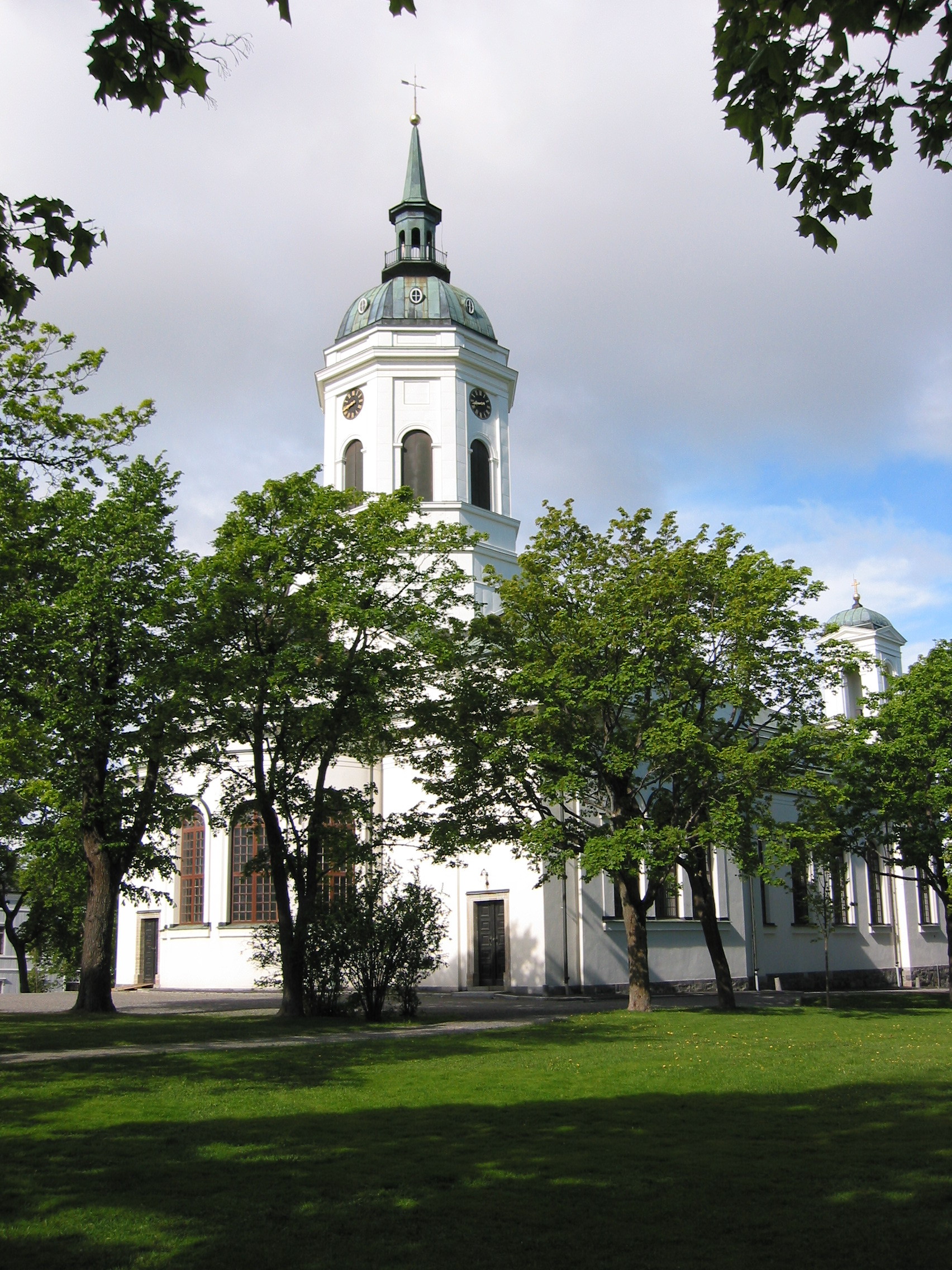 Härnösands Domkyrka med omgivande kyrkotomt, vy från nordöst. 