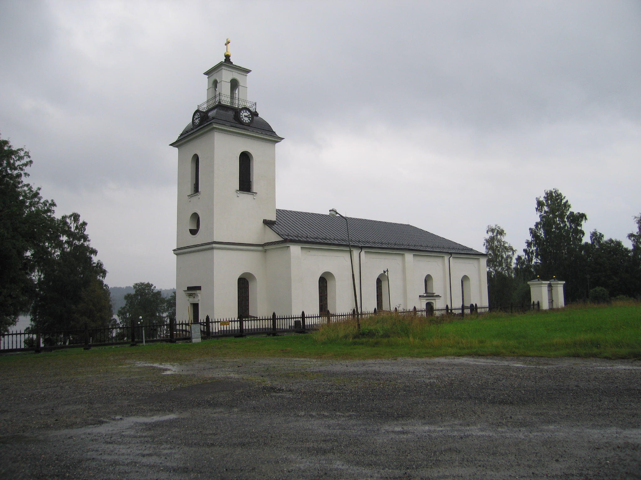 Helgums kyrka med omgivande kyrkogård. Vy från sydväst. 
