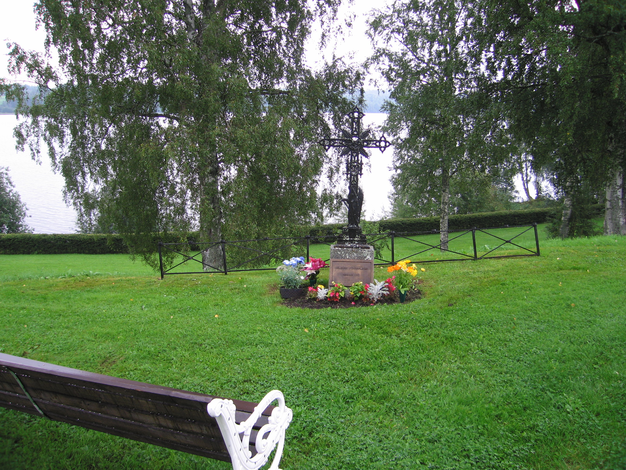 Helgums kyrkas omgivande kyrkogård, minneslunden. 