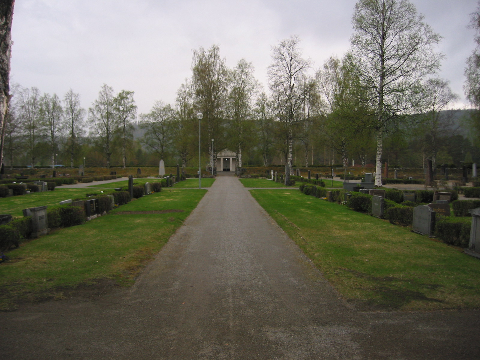 Ramsele nya kyrkas kyrkogård, vy mot gravkapellet. 


I söder återfinns ett gravkapell uppfört i betong omkring 1942, om- och tillbyggt 1961-62 