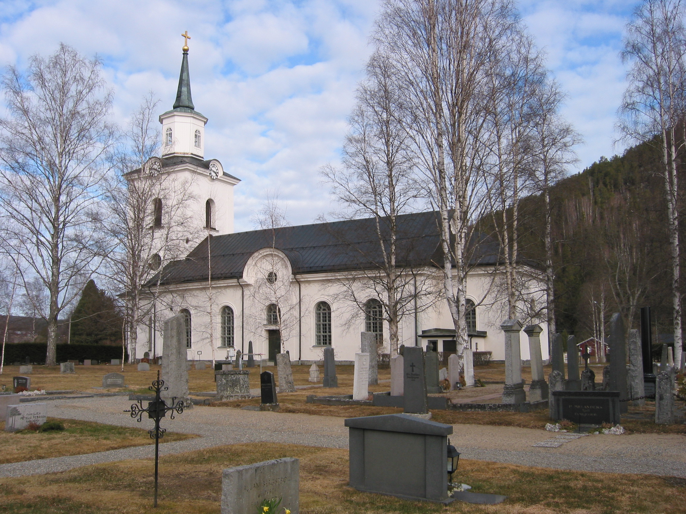 Multrå kyrka med omgivande kyrkogård, vy från sydöst. 