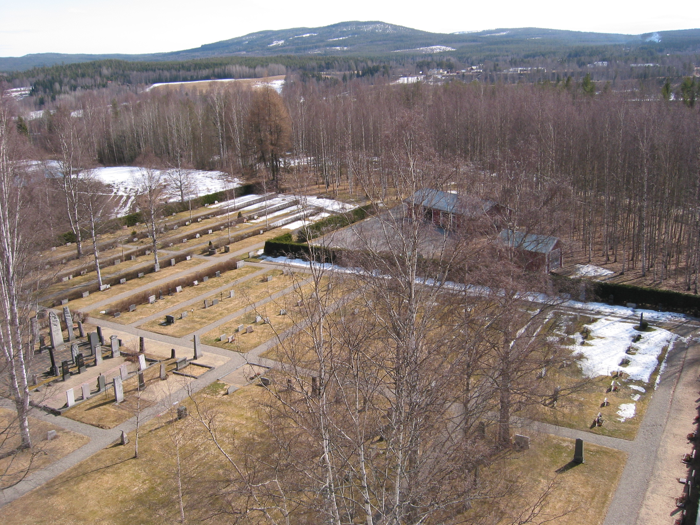 Multrå kyrka, utsikt från kyrktornet över kyrkogården, vy mot sydöst.