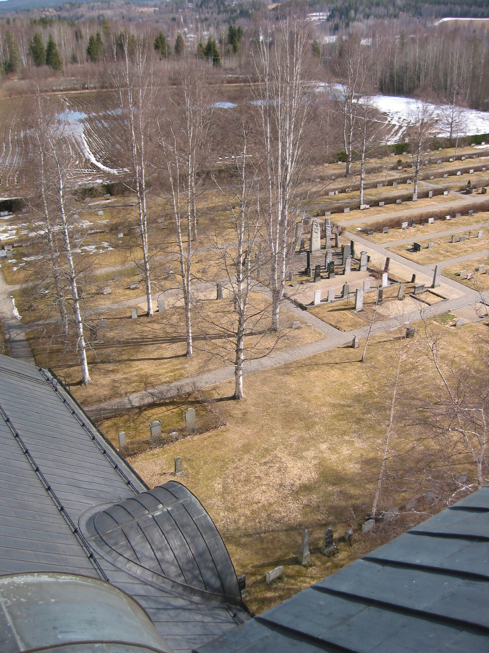 Multrå kyrka, utsikt från kyrktornet över kyrkogården, vy mot sydöst.