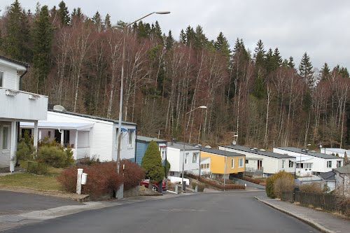 De sex utpräglat modernistiska villorna på Reflevägen i Ulricehamn som de såg ut vid inventeringstillfället 2012. Endast två villor har ursprunglig fasadkulör. 