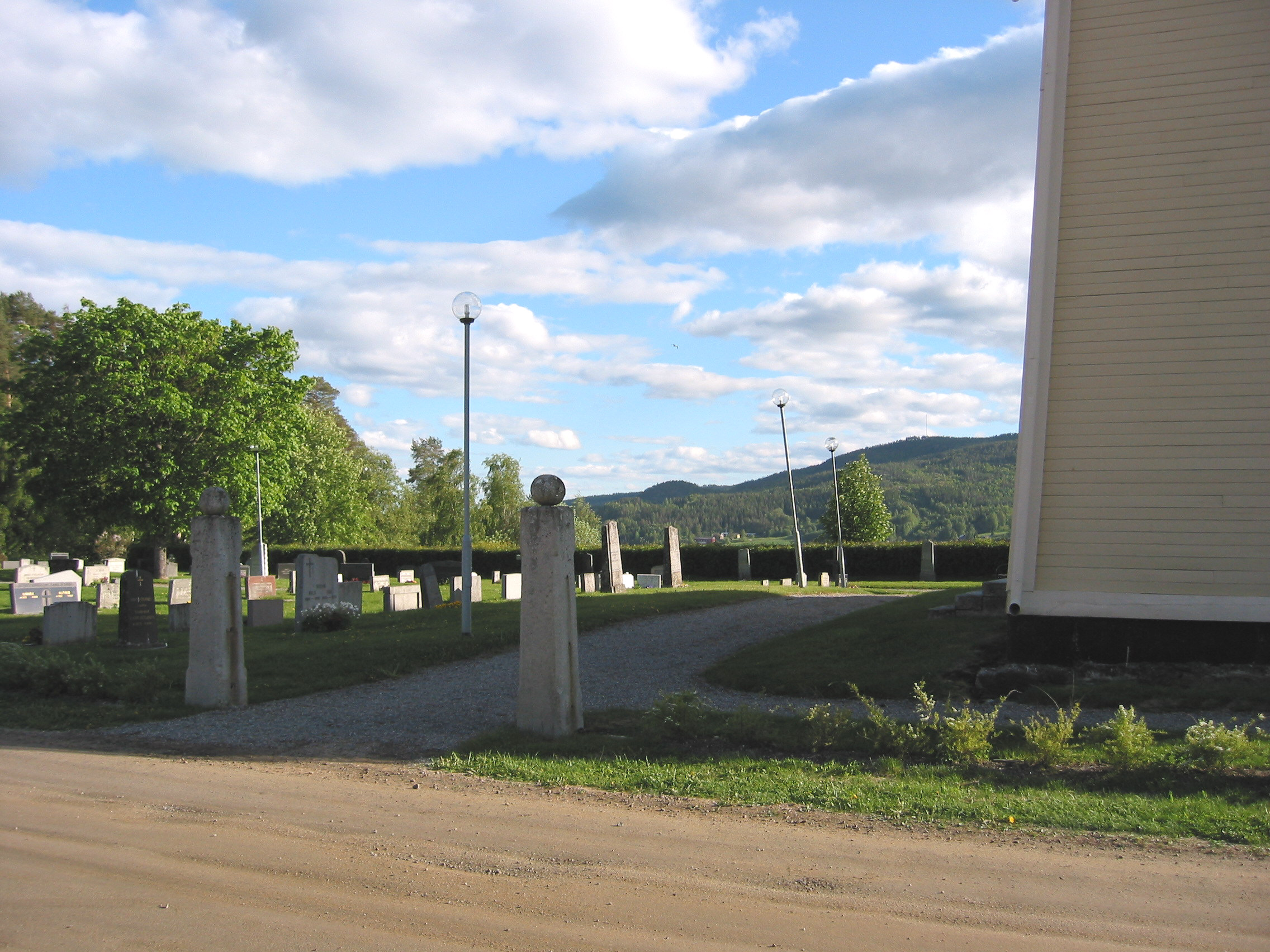 Boteå kyrkas kyrkogård, grindstolpar. 