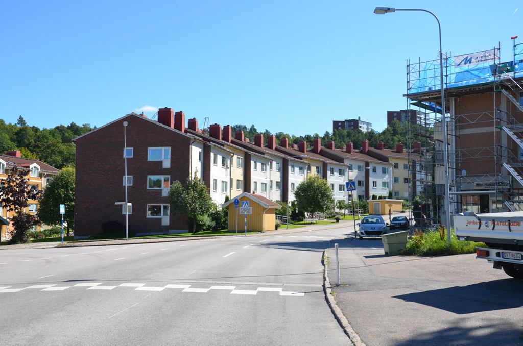Bebyggelsen kring Nordens väg i Uddevalla. På bilden syns till väster den långa trevåningsbyggnad som följer vägens sträckning i svängd form, samt till höger byggnaden med mindre centrumanläggning. Foto: Lars Rydbom