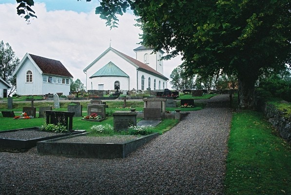St Peders kyrka med bårhus sedd från NÖ.