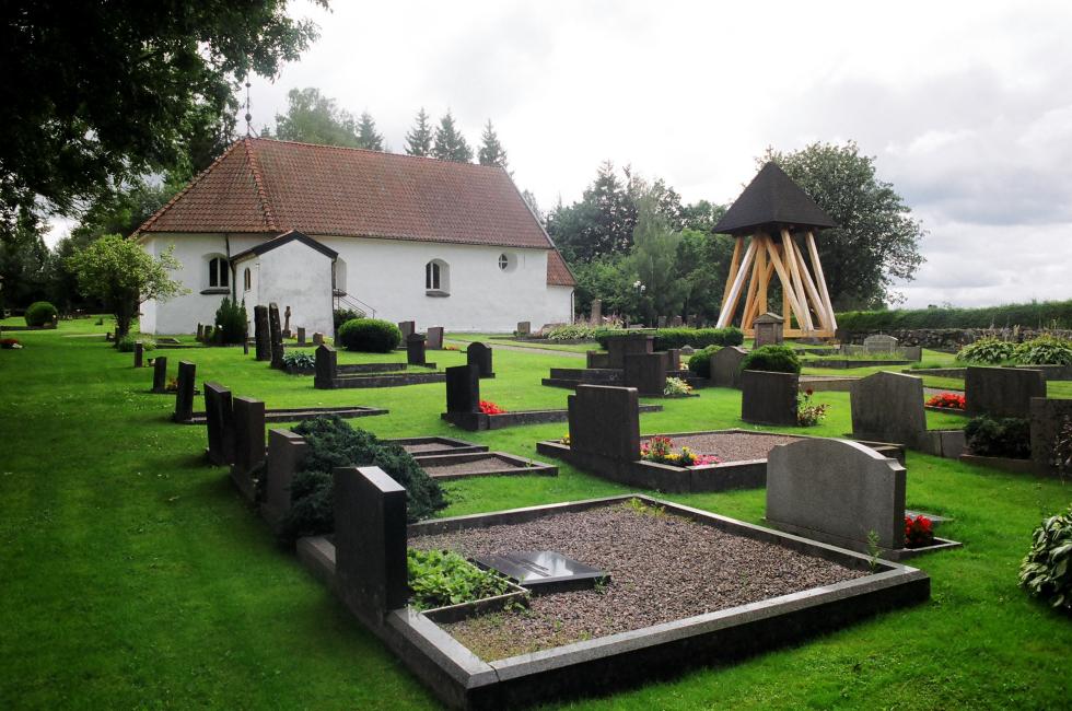 Tunge kyrka och klockstapel med omgivande kyrkogård, från N.