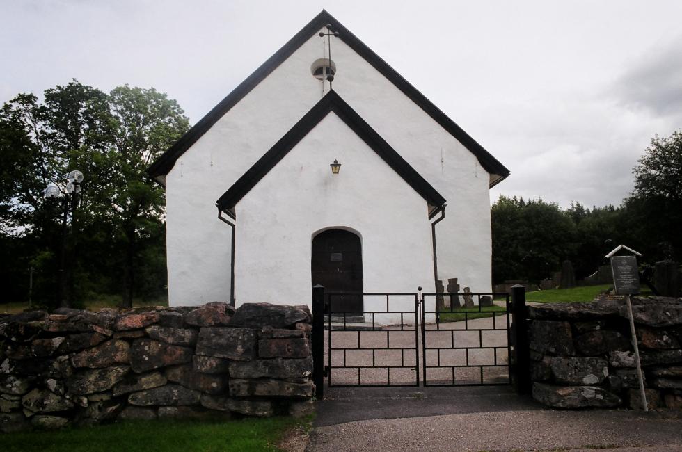 Tunge kyrka med kyrkogårdsmur sedd från V.