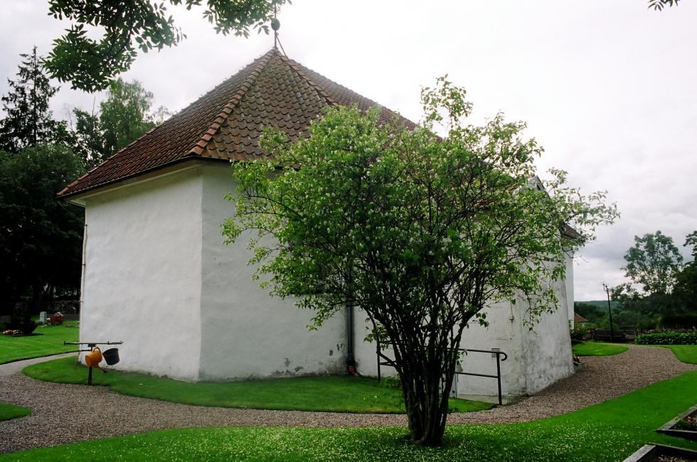 Tunge kyrka med vidbyggd sakristia i norr, från NÖ.