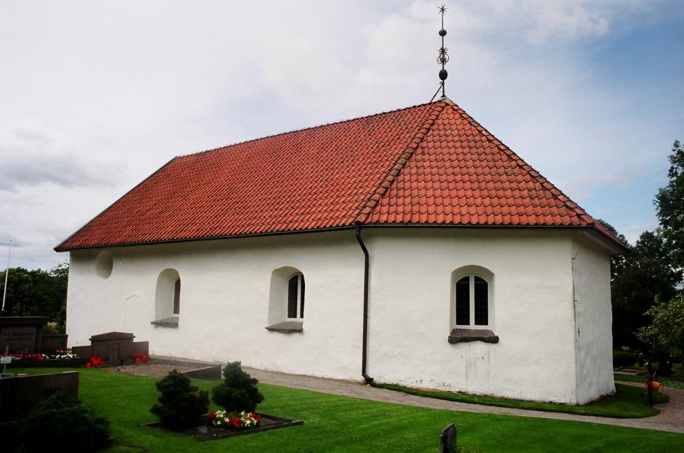 Tunge kyrka med tresidigt avslutat kor i öster, från SÖ.