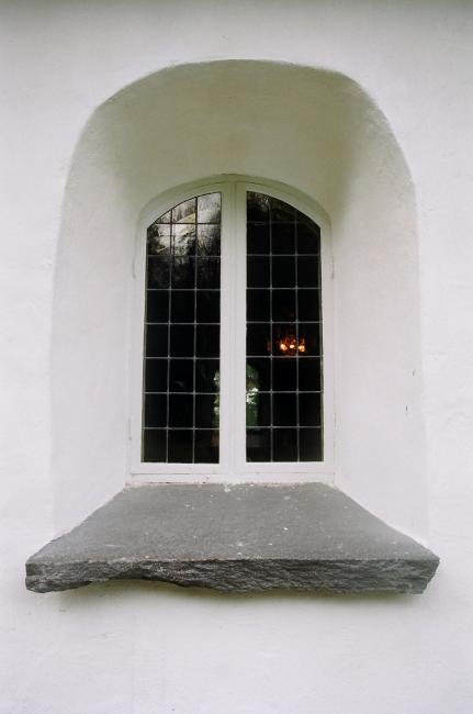Långhusfönster i Tunge kyrkas sydfasad.