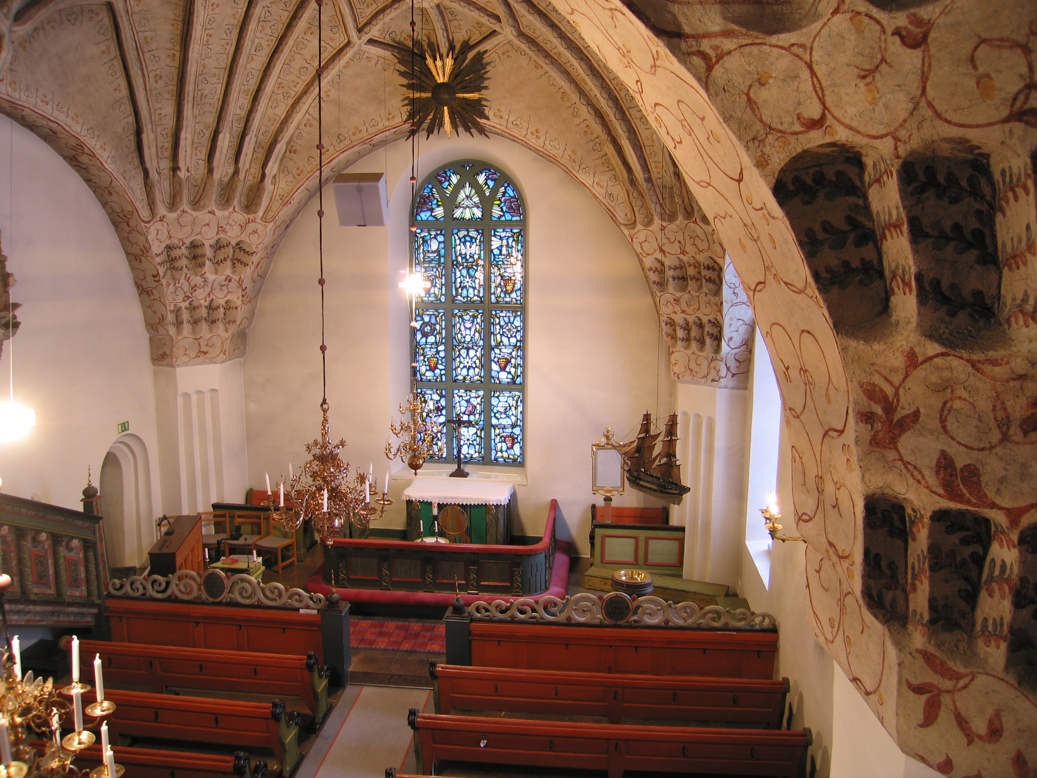 Grundsunda Kyrka, interiör, kyrkosalen, vy mot koret från orgelläktaren.