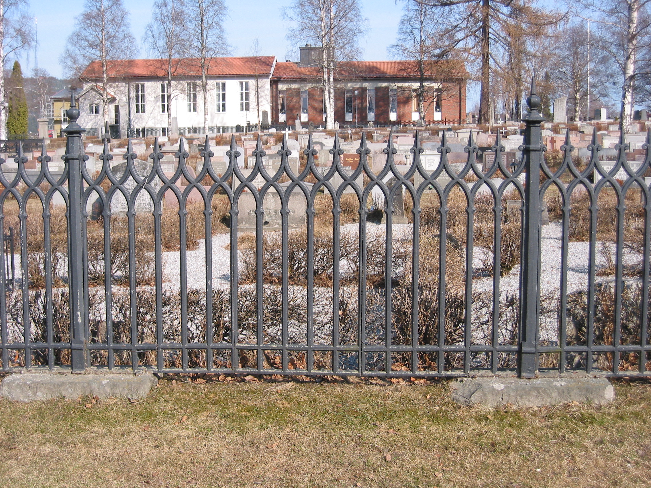 Själevads Kyrkas omgivande kyrkogård, detalj av gjutjärnsräcke.