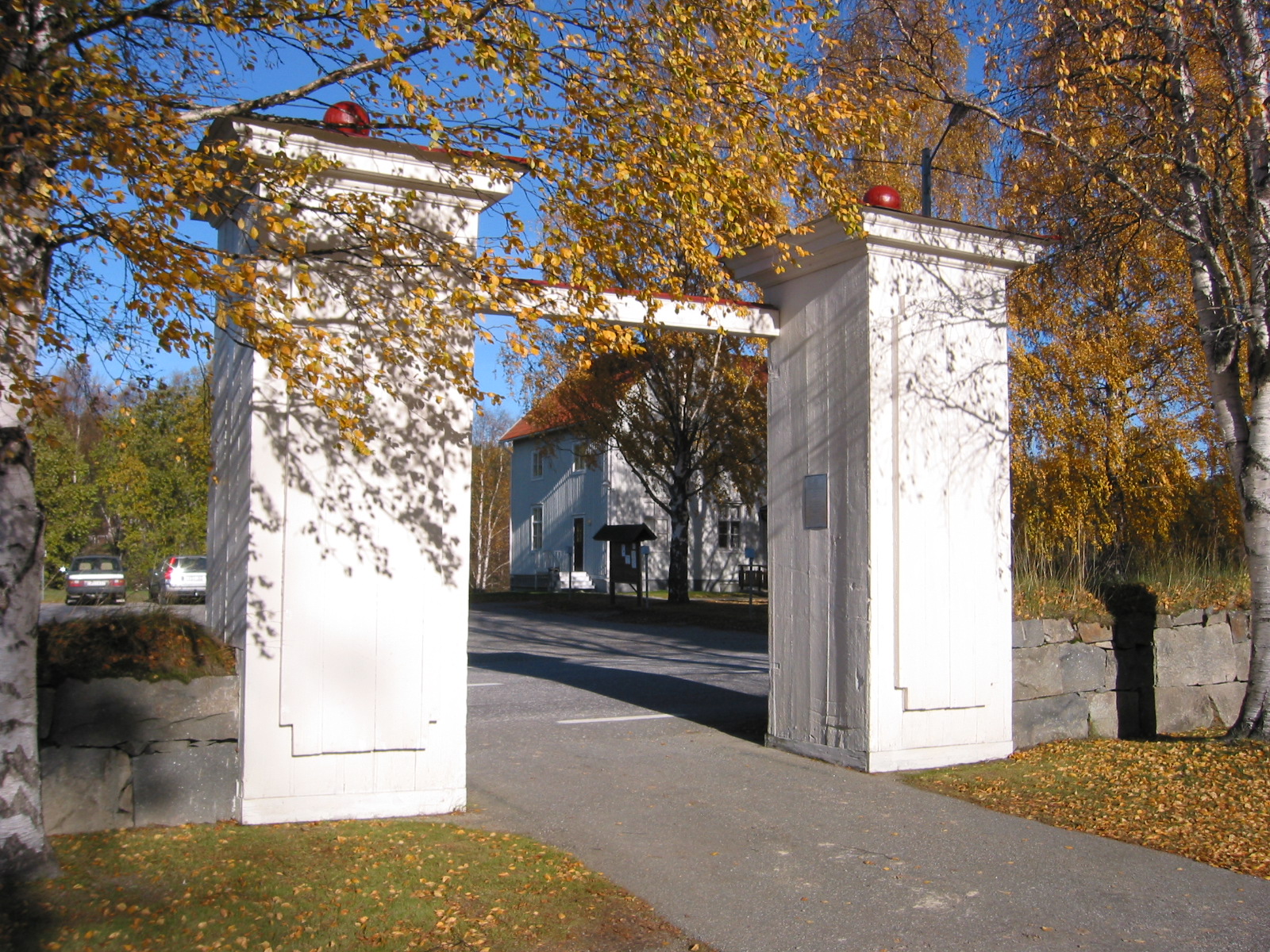 Skorpeds Kyrka med omgivande kyrkogård, Västra stigporten.