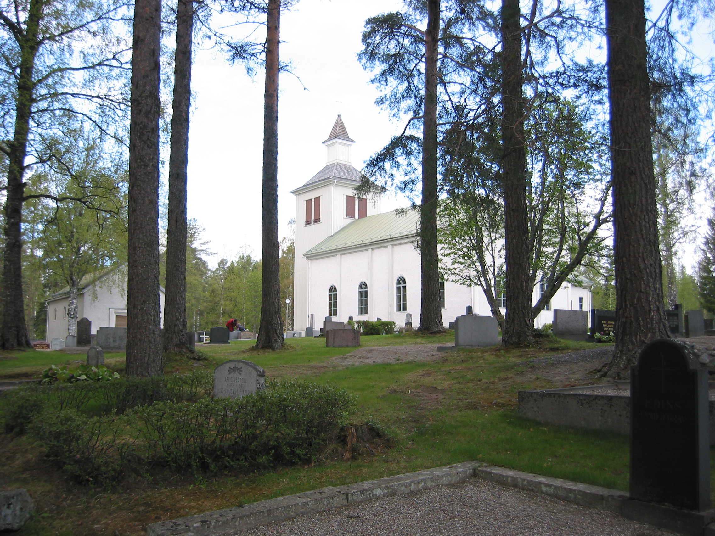Trehörningsjö Kyrka med omgivande kyrkogård, vy av kyrkan från sydöst.