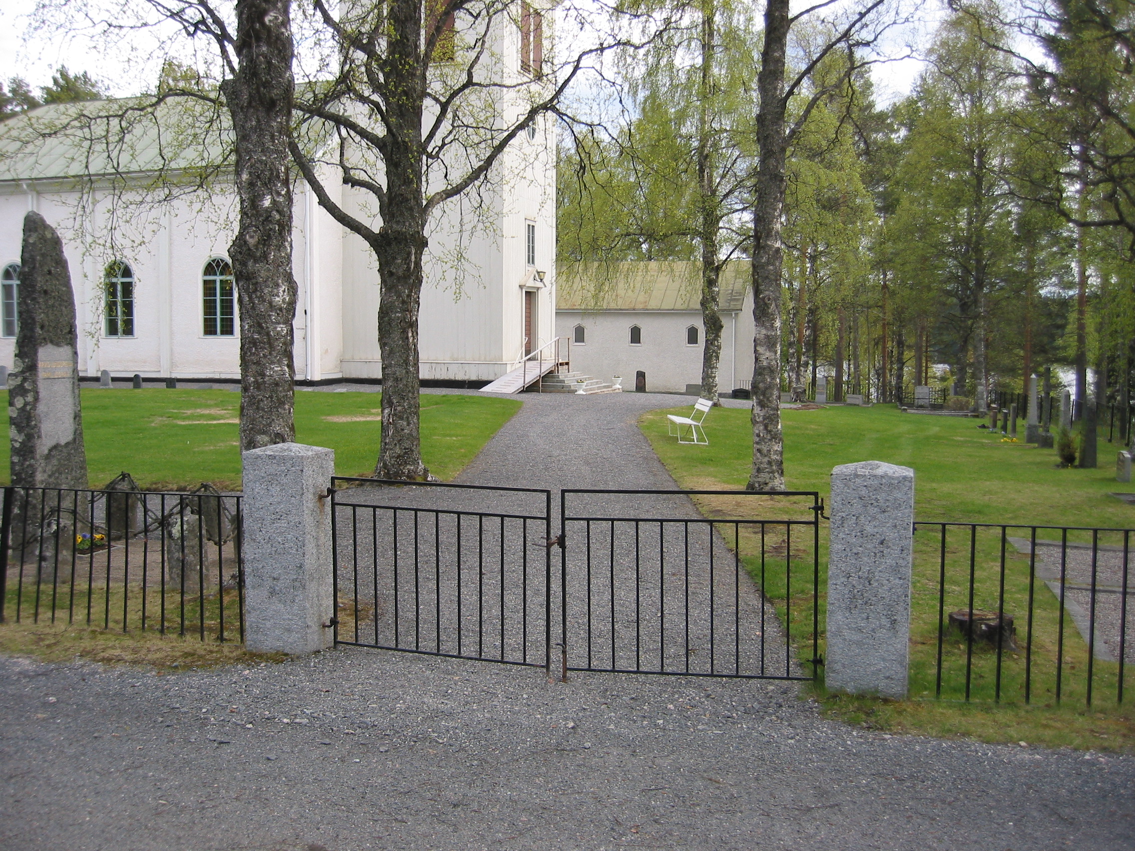 Trehörningsjö Kyrka med omgivande kyrkogård, Entrégrind.