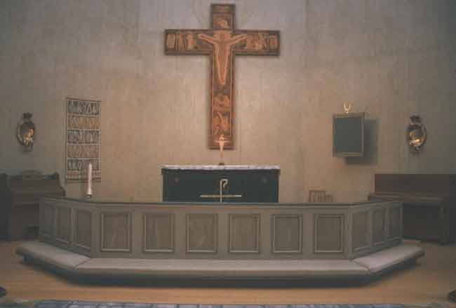 Södra Finnskoga kyrka, interiör, altarring och altarutsmyckning, kors med intarsia.