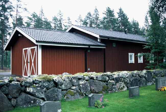 Södra Finnskoga kyrka, bårhuset norr om kyrkan.